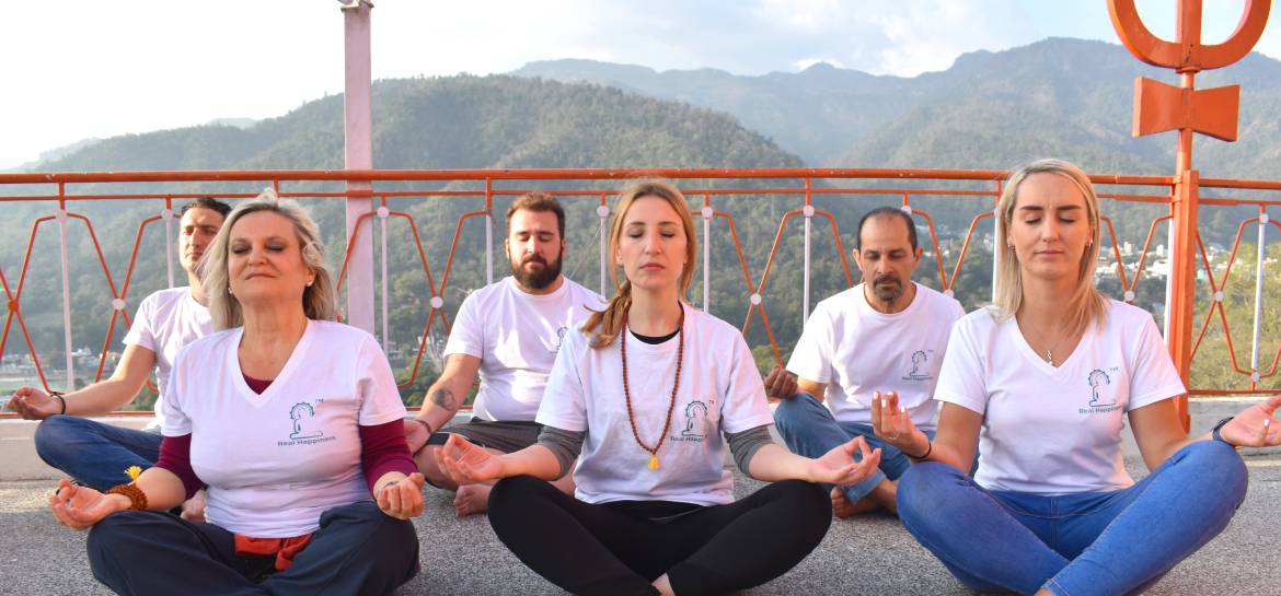 indulge with like-minded people in meditation retreat india